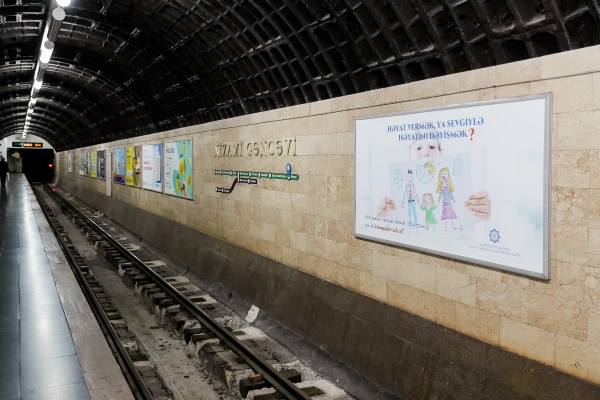 Himayədar ailə fəlsəfəsini təbliğ edən posterlər metronun müxtəlif stansiyalarında nümayiş olunur