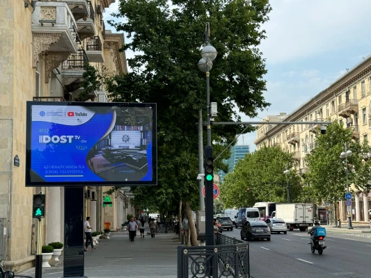 Ölkəmizdə ilk sosial televiziya nümunəsi olan DOST TV – internet televiziyası ilə bağlı  posterlər Bakı şəhərinin müxtəlif məkanlarında nümayiş olunur