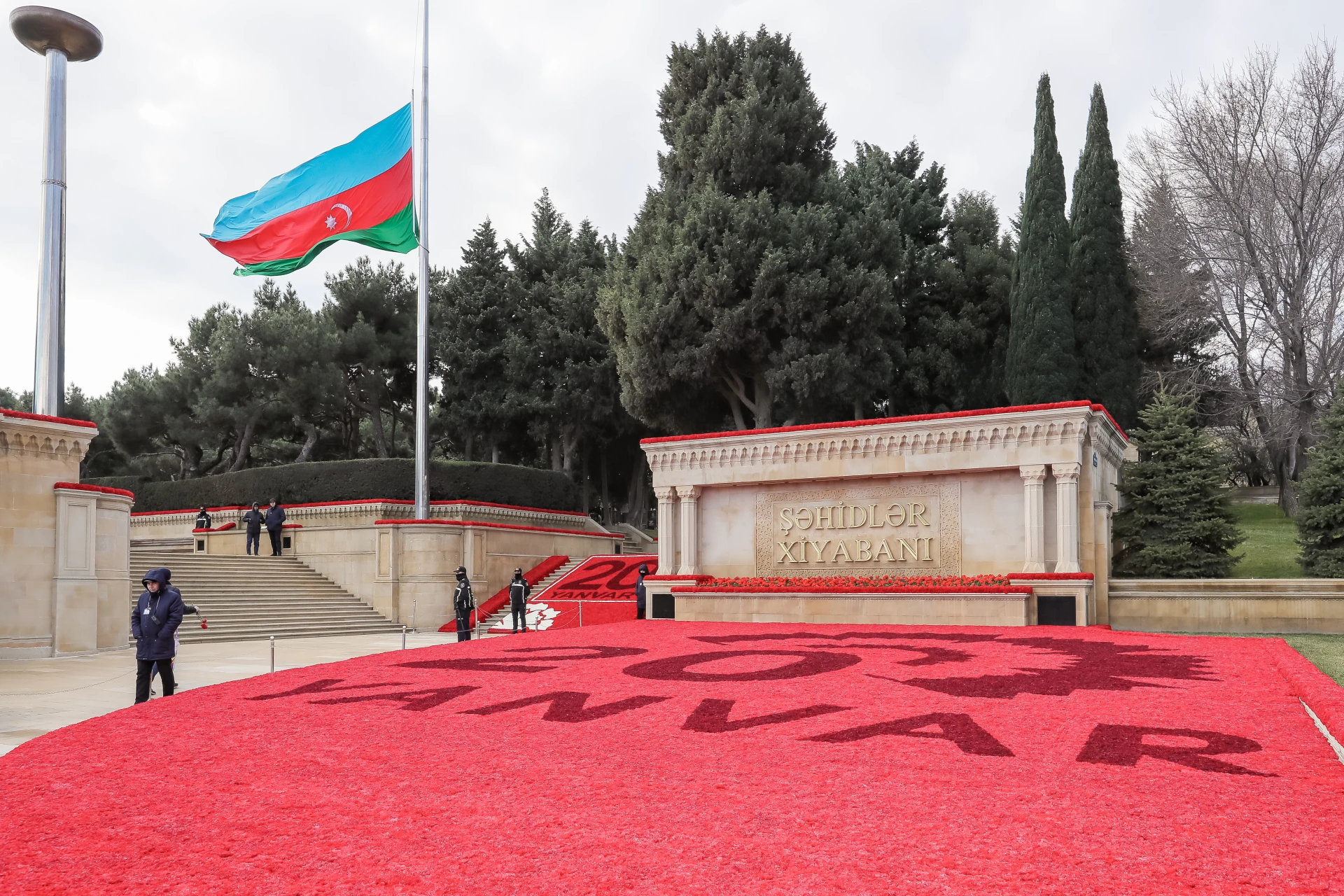 Əmək və Əhalinin Sosial Müdafiəsi Nazirliyinin kollektivi 20 Yanvar - Ümumxalq Hüzn Günü ilə əlaqədar Şəhidlər xiyabanını ziyarət edib